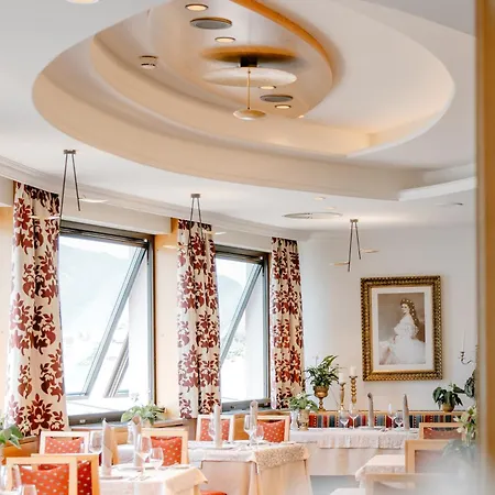 Hotel Romantik Im Weissen Roessl Am Wolfgangsee 4*